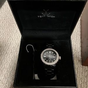 Complete with box, tag and extra links. In great condition.